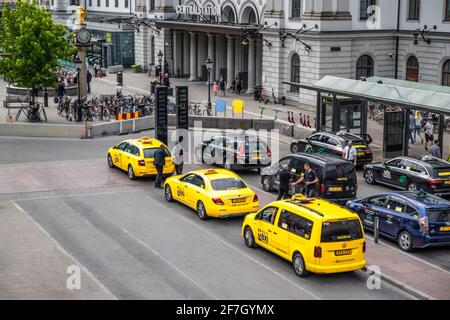 Stockholm, Schweden Juni 7 2019: Gelbe Taxis warten vor dem Hauptbahnhof, Stockholm, Stockfoto