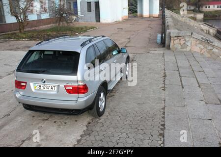 Chernigov, Ukraine - 16. November 2017: Grauer SUV BMW X5 in der Stadt Stockfoto