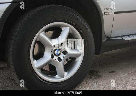 Chernigov, Ukraine - 16. November 2017: Grauer SUV BMW X5 in der Stadt Stockfoto