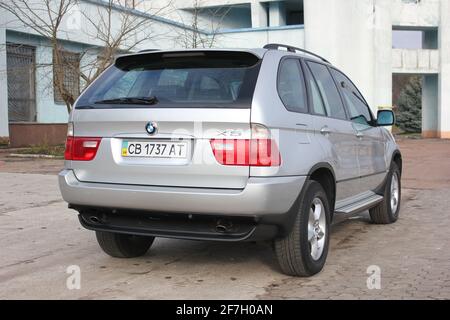 Chernigov, Ukraine - 16. November 2017: Grauer SUV BMW X5 in der Stadt Stockfoto
