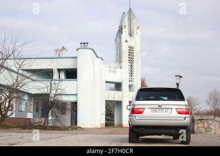 Chernigov, Ukraine - 16. November 2017: Grauer SUV BMW X5 in der Stadt Stockfoto