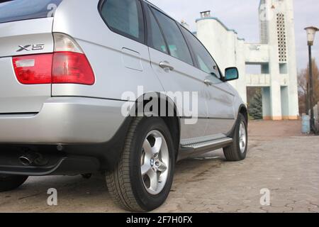 Chernigov, Ukraine - 16. November 2017: Grauer SUV BMW X5 in der Stadt Stockfoto