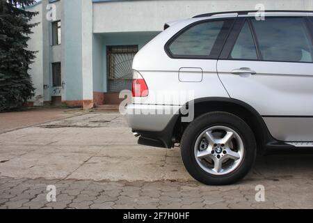 Chernigov, Ukraine - 16. November 2017: Grauer SUV BMW X5 in der Stadt Stockfoto