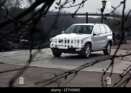 Chernigov, Ukraine - 16. November 2017: Grauer SUV BMW X5 in der Stadt Stockfoto