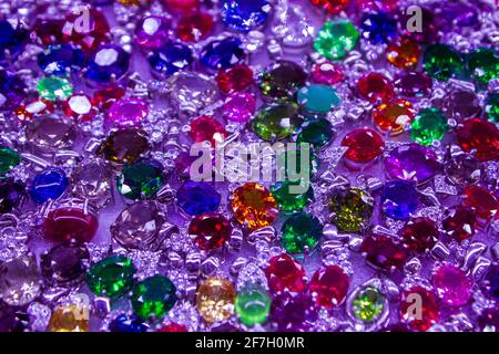 Eine Auswahl an Kostümschmuck und Halbedelsteinen zum Verkauf auf dem Central Market in Phnom Penh, Kambodscha. Stockfoto