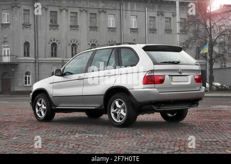 Chernigov, Ukraine - 16. November 2017: Grauer SUV BMW X5 in der Stadt Stockfoto