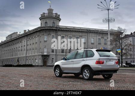 Chernigov, Ukraine - 16. November 2017: Grauer SUV BMW X5 in der Stadt Stockfoto
