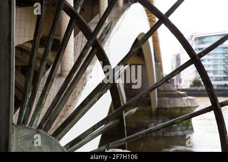 Blick auf die gewölbte Brücke durch die Verteidigungsspokes Stockfoto