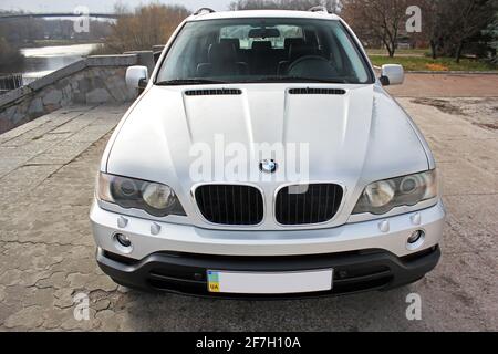 Chernigov, Ukraine - 16. November 2017: Grauer SUV BMW X5 in der Stadt Stockfoto