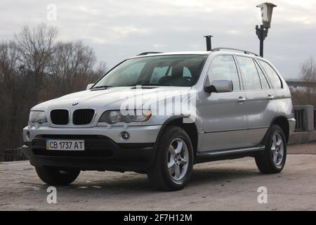 Chernigov, Ukraine - 16. November 2017: Grauer SUV BMW X5 in der Stadt Stockfoto