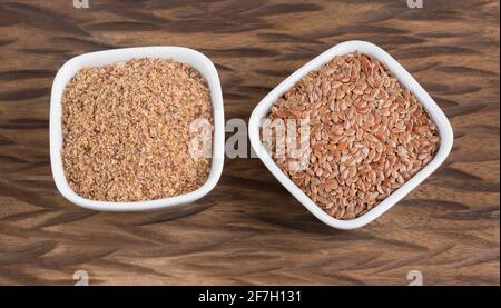 Ganze und zerkleinerte Leinsamen - Linum usitatissimum Stockfoto