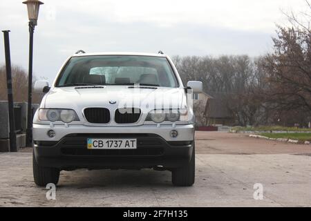 Chernigov, Ukraine - 16. November 2017: Grauer SUV BMW X5 in der Stadt Stockfoto