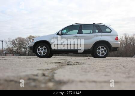 Chernigov, Ukraine - 16. November 2017: Grauer SUV BMW X5 in der Stadt Stockfoto
