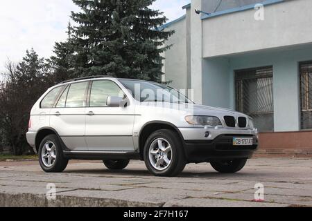 Chernigov, Ukraine - 16. November 2017: Grauer SUV BMW X5 in der Stadt Stockfoto