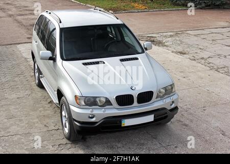 Chernigov, Ukraine - 16. November 2017: Grauer SUV BMW X5 in der Stadt Stockfoto