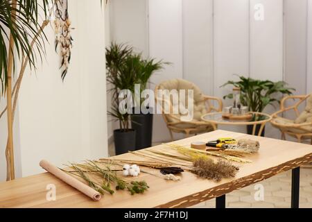 Getrocknete Blumen und Kräuter auf einem Tisch in einem Floristen Werkstatt Stockfoto