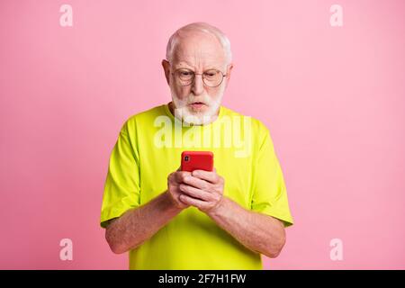 Porträt der negativen Person schlechte Laune gefälschte Nachrichten Blog-Post Lime Outfit isoliert auf rosa Hintergrund Stockfoto