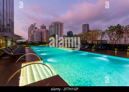 13. Februar 2020 - Bangkok, Thailand: Beleuchteter Pool im 5-Sterne Carlton Hotel Bangkok Sukhumvit an der Sukhumvit Road in der Nähe des Asok Stockfoto