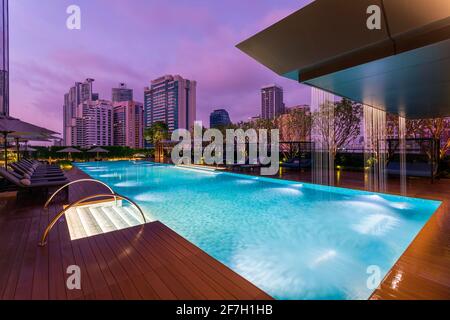 13. Februar 2020 - Bangkok, Thailand: Beleuchteter Pool im 5-Sterne Carlton Hotel Bangkok Sukhumvit an der Sukhumvit Road in der Nähe des Asok Stockfoto