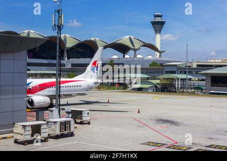 Kuala Lumpur, Malaysia - 14. März 2020: Malaysia Airline-Flugzeuge am Abflugsteig des internationalen Flughafens KLIA in Sepang in der Nähe von Kuala Lumpur, Stockfoto