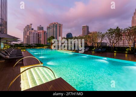 13. Februar 2020 - Bangkok, Thailand: Beleuchteter Pool im 5-Sterne Carlton Hotel Bangkok Sukhumvit an der Sukhumvit Road in der Nähe des Asok Stockfoto