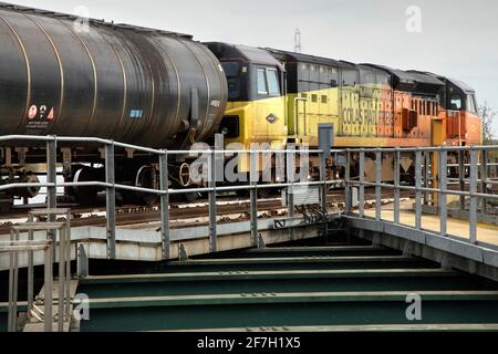 Colas Rail Freight Class 70 Loco 70815, die die 1005 Colas Ribble Rail am 6/4/21 zur Ölraffinerie Lindsey über den Kanal Stainforth & Keadby transportierte. Stockfoto