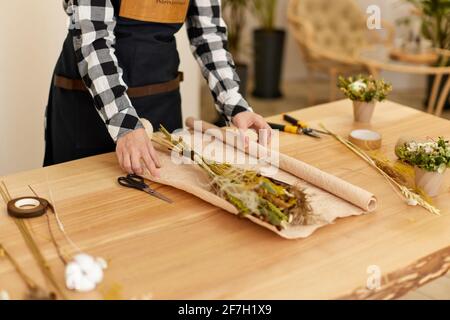 Floristin Frau macht Bouquet von getrockneten Blumen Stockfoto