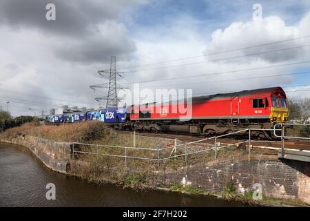 DB Cargo Class 66 Loco 66124 bringt die 1253 Milford-Nebengleise am 6/4/2021 nach Immingham Biomass, Großbritannien, neben dem Stainforth & Keadby-Kanal. Stockfoto