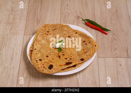 Beliebtes Frühstücksgericht Parotta oder Paratha ist ein mehrlagiges Fladenbrot aus maida-Mehl, serviert in Keramikplatte oder Platte in Indien. Stockfoto
