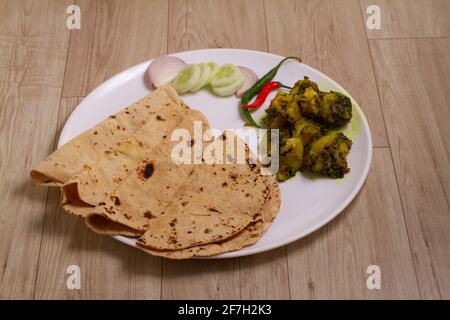 Jeera Aloo und Chapati - Kartoffeln mit Kreuzkümmel aromatisiert Eine scharfe und würzige Begleitung zu einem anderen als dem anderen kann gegessen werden Als Snack mit Brot, Parathen, Chapati Stockfoto