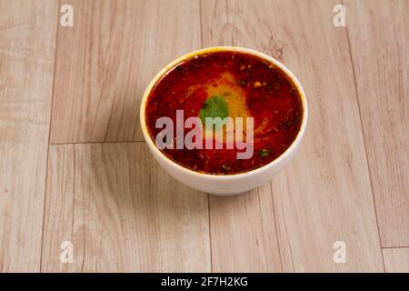 Tarka daal auf einem hölzernen Hintergrund. Selektiver Fokus. Stockfoto