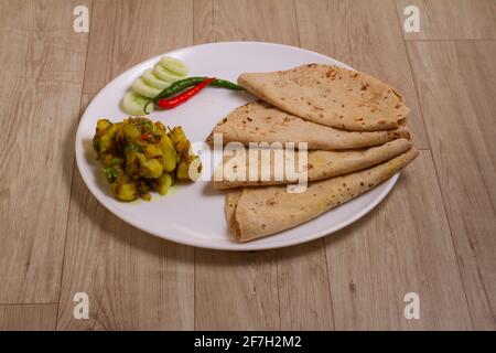 Jeera Aloo chapati - Kartoffeln mit Kreuzkümmel Flavored ist ein Heiße und würzige Begleitung für das Gewürz kann als gegessen werden Ein Snack mit Brot, Parathen, Chapati und Stockfoto