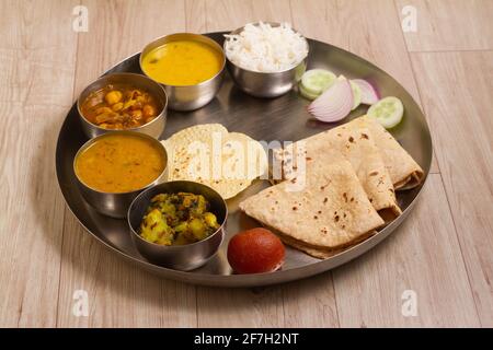 Indische Fasten Küche Upwas Artikel Thali complere Mahlzeit für vrat ekadashi.Upawas thali Mahlzeit mit Rajgira puri, Paratha, shakarkand halwa, alu sabji, amara Stockfoto