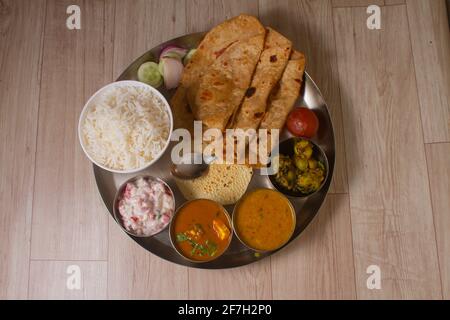 Indische Fasten Küche Upwas Artikel Thali complere Mahlzeit für vrat ekadashi.Upawas thali Mahlzeit mit Rajgira puri, Paratha, shakarkand halwa, alu sabji, amara Stockfoto