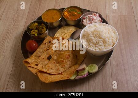 Indische Fasten Küche Upwas Artikel Thali complere Mahlzeit für vrat ekadashi.Upawas thali Mahlzeit mit Rajgira puri, Paratha, shakarkand halwa, alu sabji, amara Stockfoto