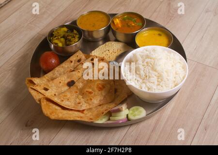 Indische Fasten Küche Upwas Artikel Thali complere Mahlzeit für vrat ekadashi.Upawas thali Mahlzeit mit Rajgira puri, Paratha, shakarkand halwa, alu sabji, amara Stockfoto