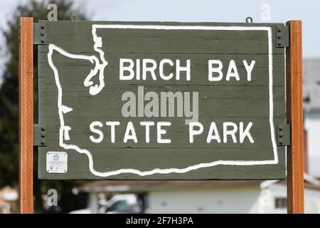 Blaine, WA, USA - 06. April 2021; Schild Birch Bay State Park mit Umriss des Staates Washington Stockfoto