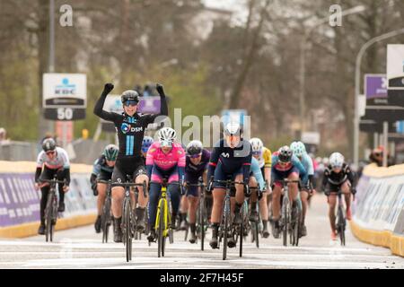 SCHOTEN, BELGIEN - APRIL 7: Lorena Wiebes vom Team DSM und den Niederlanden, Emma Cecilie Jorgensen vom Team Movistar und Dänemark, Elisa Balsamo von Tea Stockfoto