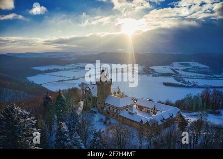 Luftaufnahme von Schloss Rothestein im Winter bei Bad Sooden-Allendorf im Werratal bei Sonnenuntergang Stockfoto