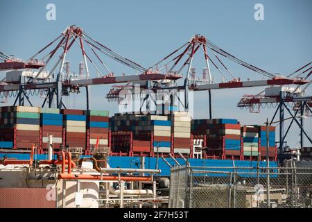 Frachtschiffe werden in einem Hafen von Frachtschiffen abgeladen. Stockfoto