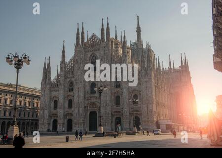 Mailänder Dom am Morgen, wenn die Sonne aufgeht Aufstieg Stockfoto