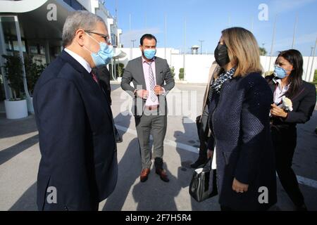 Der neue Außenminister Libyens, Najla al-Manqoush (C), trifft sich auf dem Flughafen Tunis Carthage mit dem tunesischen Außenminister Othman Jerandi (L). Der neue Außenminister Libyens, Najla al-Manqoush, reiste heute nach Tunesien, um die Nachbarländer seit 2012 zum ersten Mal zu besuchen, wie sein Büro mitteilte, um die neue von den Vereinten Nationen unterstützte Regierung Libyens anzukurbeln. Stockfoto