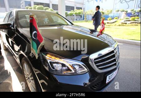 Der neue Außenminister Libyens, Najla al-Manqoush (C), trifft sich auf dem Flughafen Tunis Carthage mit dem tunesischen Außenminister Othman Jerandi (L). Der neue Außenminister Libyens, Najla al-Manqoush, reiste heute nach Tunesien, um die Nachbarländer seit 2012 zum ersten Mal zu besuchen, wie sein Büro mitteilte, um die neue von den Vereinten Nationen unterstützte Regierung Libyens anzukurbeln. Stockfoto