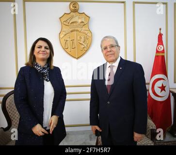 Der neue Außenminister Libyens, Najla al-Manqoush (C), trifft sich auf dem Flughafen Tunis Carthage mit dem tunesischen Außenminister Othman Jerandi (L). Der neue Außenminister Libyens, Najla al-Manqoush, reiste heute nach Tunesien, um die Nachbarländer seit 2012 zum ersten Mal zu besuchen, wie sein Büro mitteilte, um die neue von den Vereinten Nationen unterstützte Regierung Libyens anzukurbeln. Stockfoto