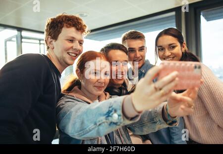 Lächelnde Schüler machen Selfies in der Highschool. college-Freunde haben Spaß auf dem Campus. Stockfoto