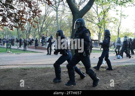 Madrid, Spanien. April 2021. Die Polizei erhebt Anklage bei der Sitzung der politischen Partei Vox in der Stadt Vallecas in Madrid, 7. April 2020 Quelle: CORDON PRESS/Alamy Live News Stockfoto