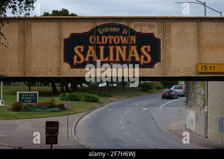 Salinas, CA / USA - 5. April 2021: Ein Schild mit der Aufschrift Willkommen in Oldtown Salinas, Est. 1856 ist auf einer Eisenbahnbrücke in der kalifornischen Stadt gemalt. Stockfoto