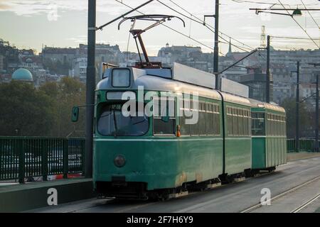 Eine alte grüne Straßenbahn fährt in Belgrad über die Stari savski Most in der Belgade - alte Sava-Brücke. Stockfoto