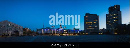 Stadtbild oder Panorama von trg republike in der Hauptstadt von Ljubljana, Slowenien, aufgenommen während der blauen Stunde im dezember, mit sichtbaren Dekorationen. Stockfoto