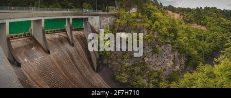 Kleiner, aber steiler Staudamm für das Wasserkraftwerk in Moste, Slowenien. Blick auf den hidroelektrischen Damm von oben, Blick nach unten. Stockfoto